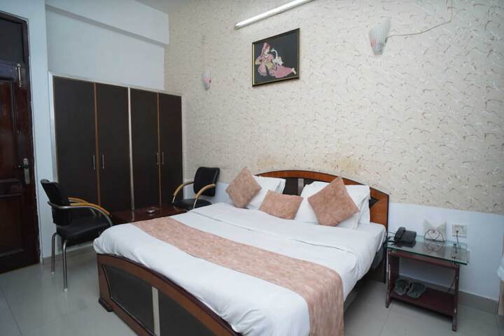 Room 6 of 13