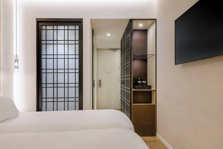 Room 12 of 63
