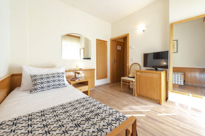Room 8 of 75