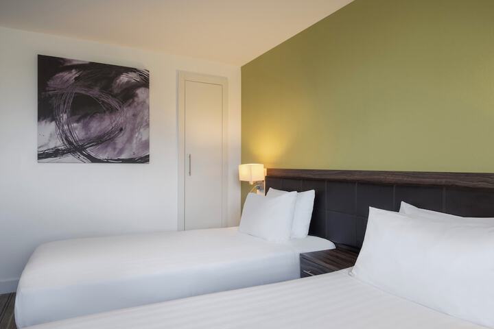 Room 25 of 122