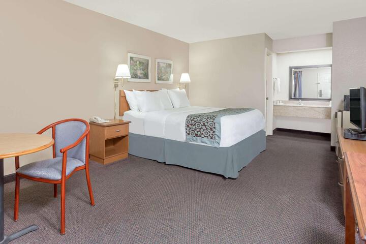 1 Queen Bed (2 of 5)