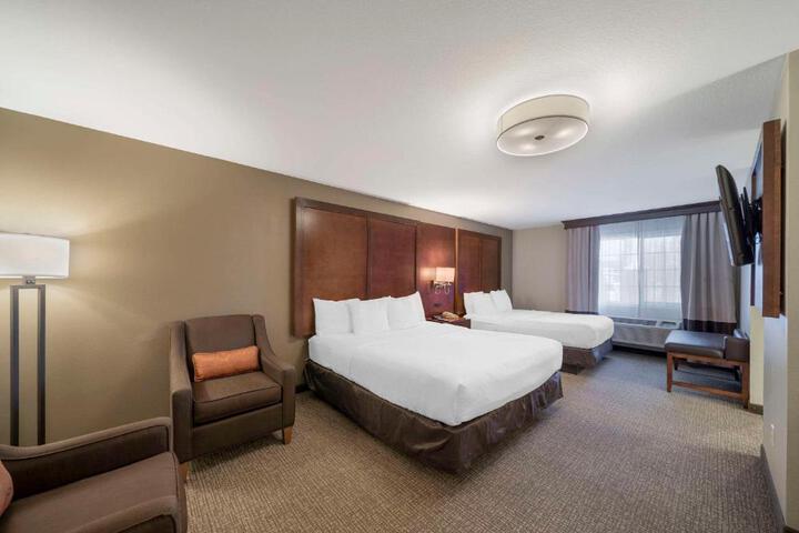 1 King Bed 1 Queen Bed Accessible (9 of 11)