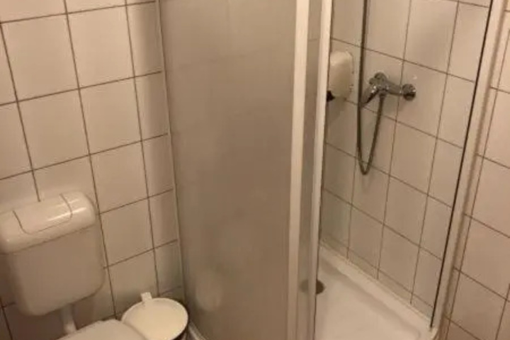 Room 6 of 10