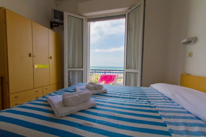 Room 4 of 17