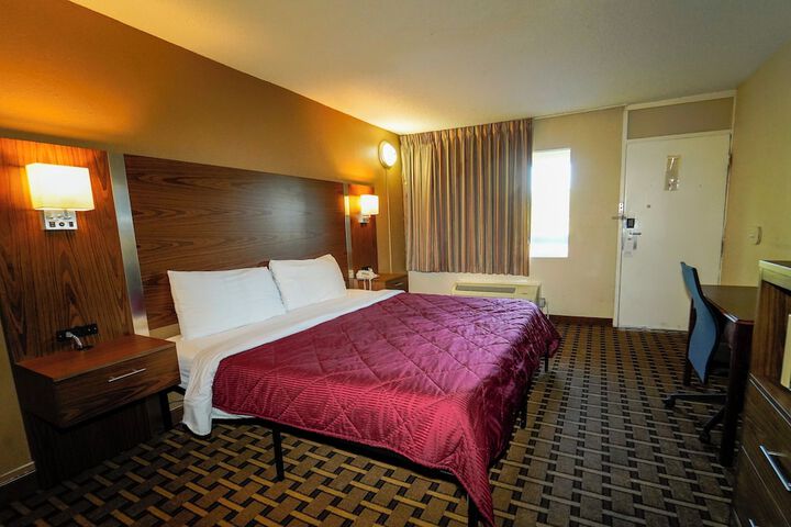 1 King Bed (4 of 8)