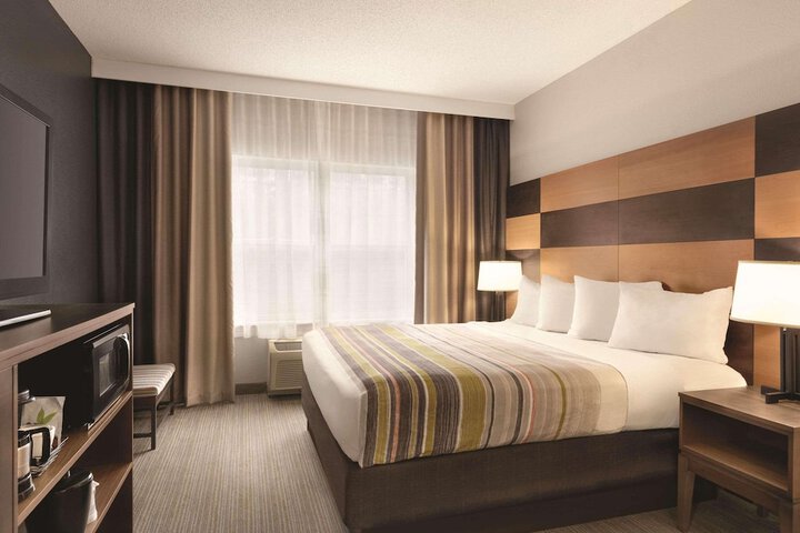 1 King Bed (3 of 20)