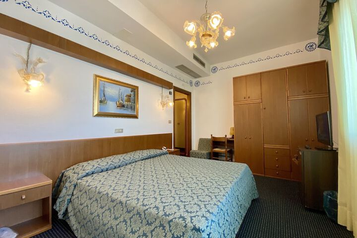 Room 8 of 38