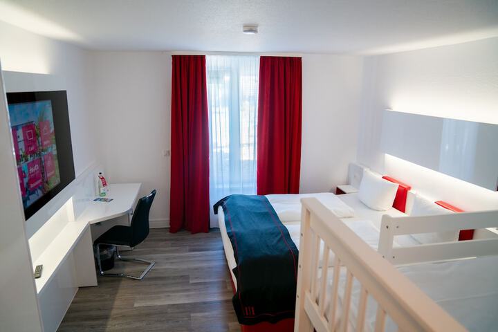 Room 13 of 77