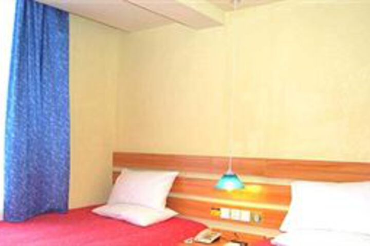Room 6 of 10