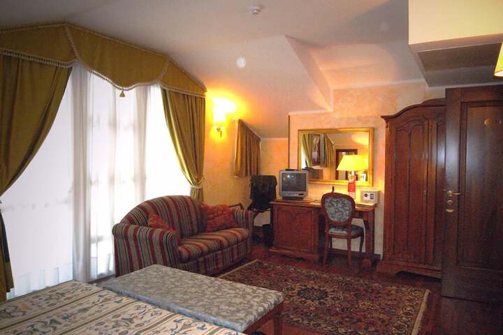 Room 6 of 65