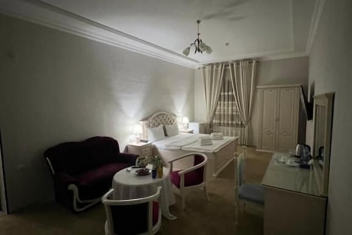 Room 4 of 10