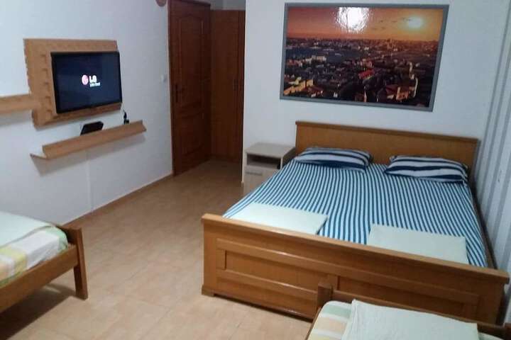 Room 10 of 27