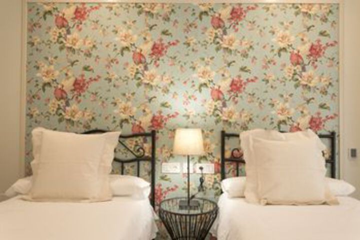 Room 93 of 211
