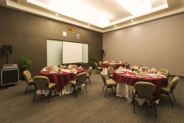 Ballroom/Hall 24 of 32