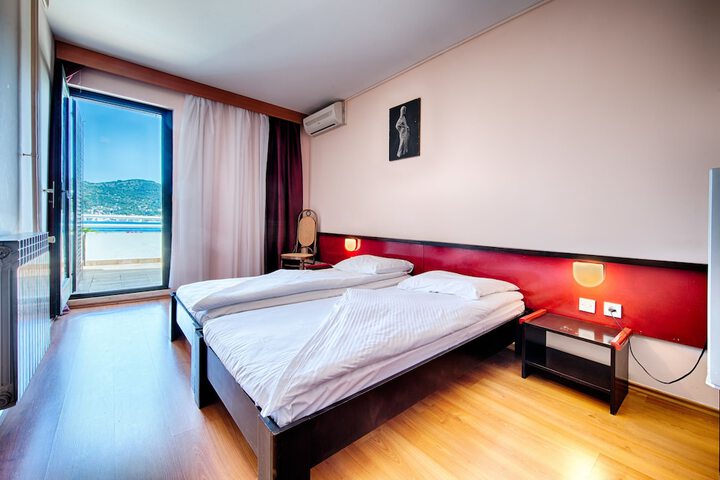 Room 9 of 48