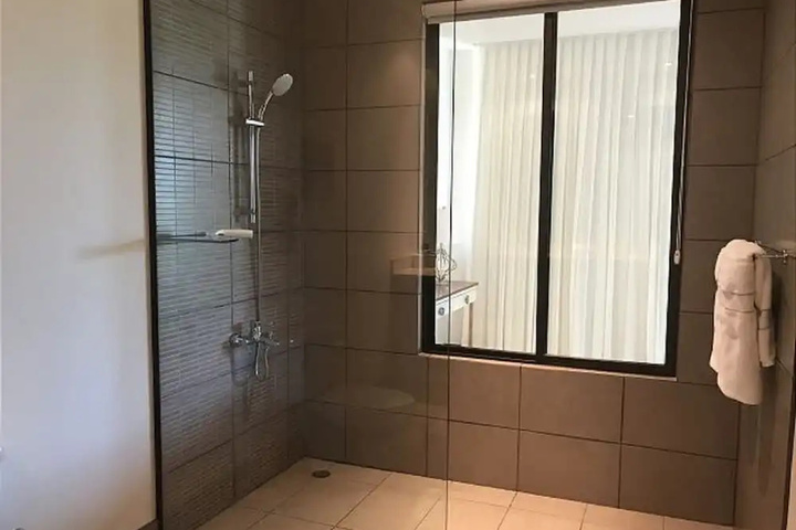 Room 6 of 17