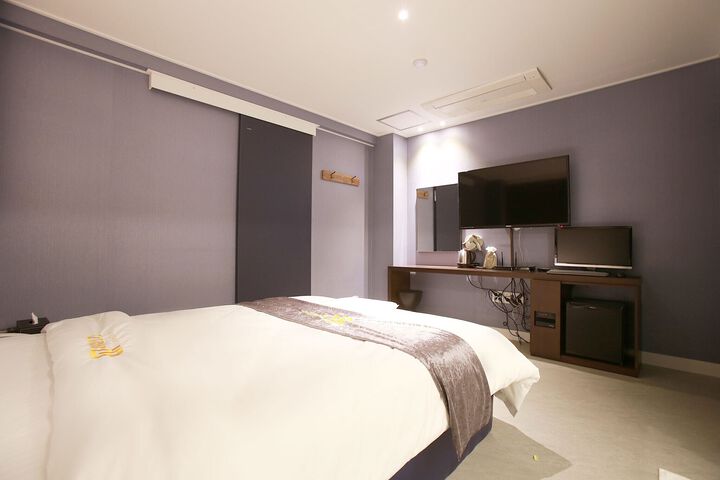 Room 2 of 83