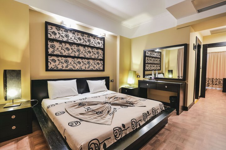 Room 5 of 167