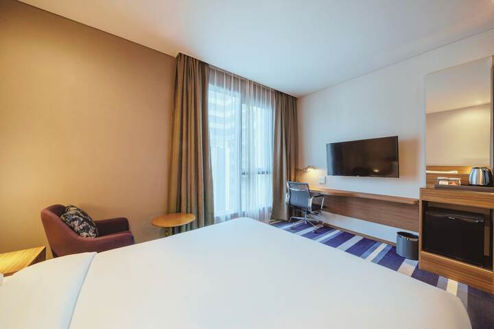Room 4 of 61