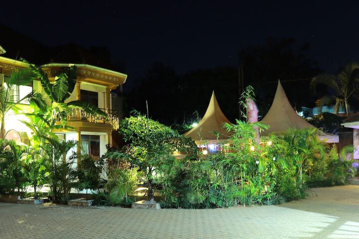 Hotel Exterior 180 of 182