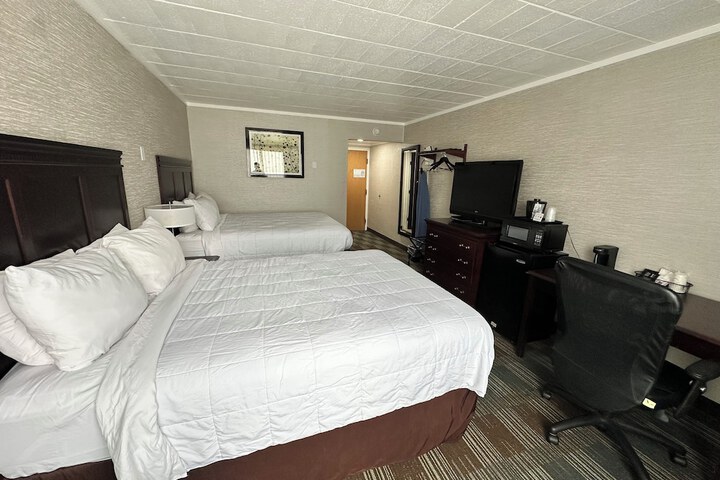 2 Queen Beds (5 of 14)