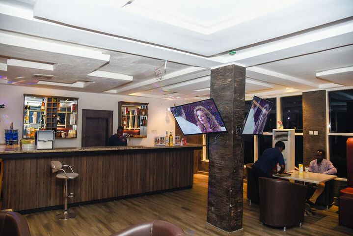 Lounge 54 of 78