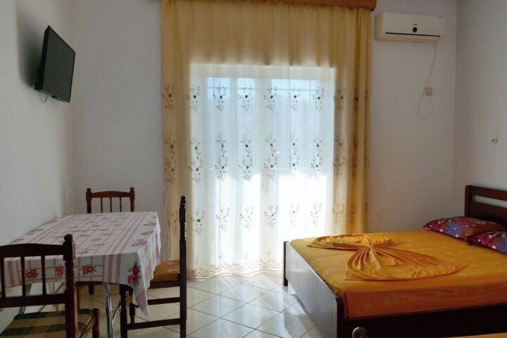 Room 4 of 32