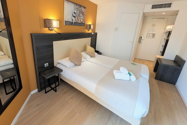 Room 25 of 92