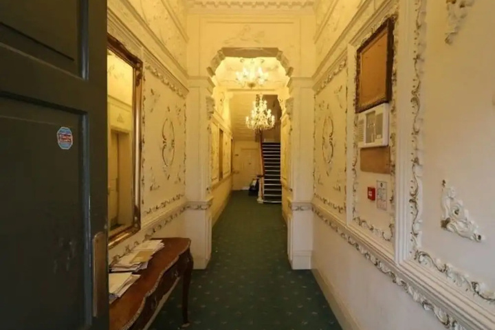 Room 8 of 11