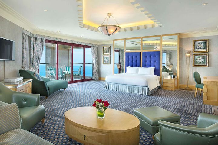 Room 30 of 106