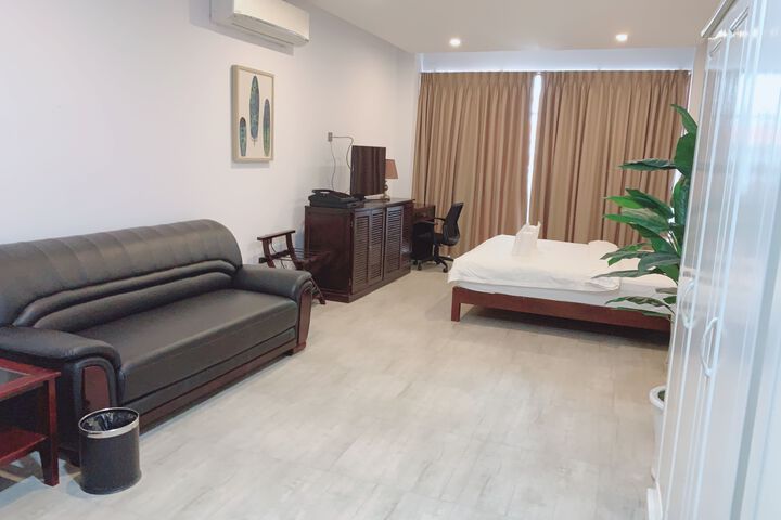Room 5 of 9