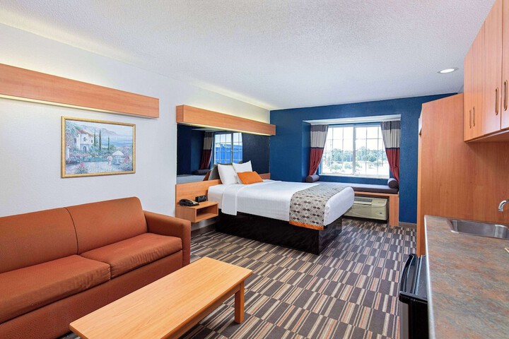 1 Queen Bed Accessible (28 of 32)