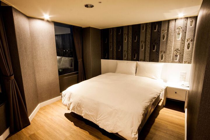 Room 9 of 36