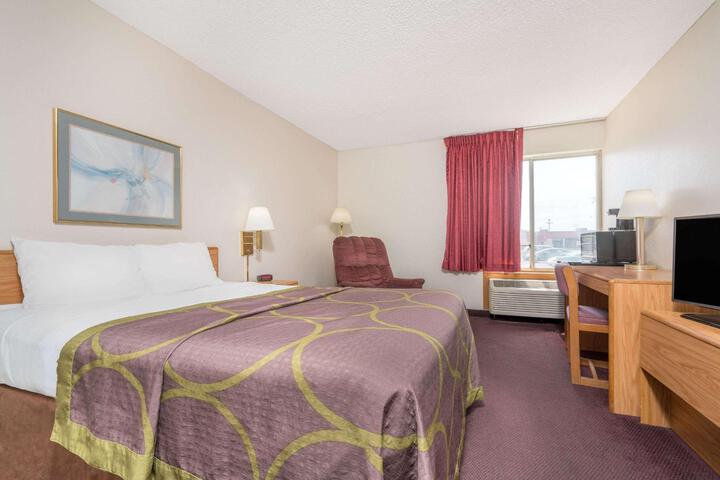1 Queen Bed (3 of 6)