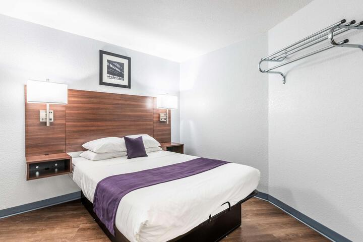 1 Queen Bed (1 of 4)