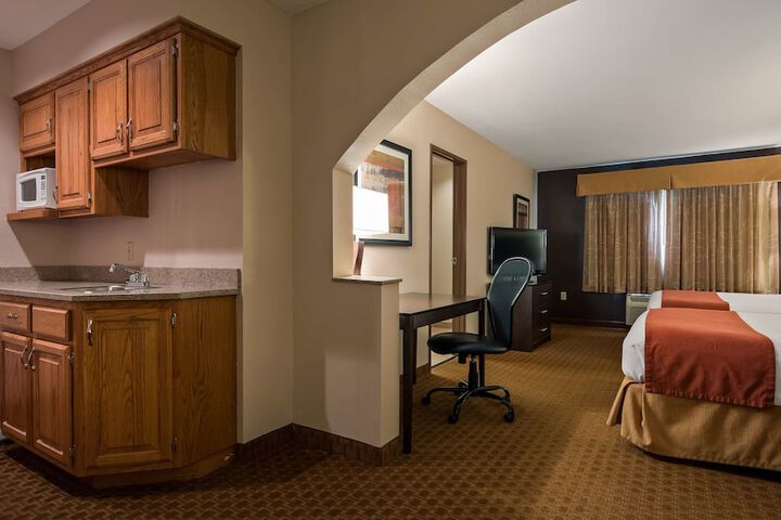 2 Queen Beds High Speed Internet Accessible Microwave, Refrigerator Continental Breakfas (4 of 8)