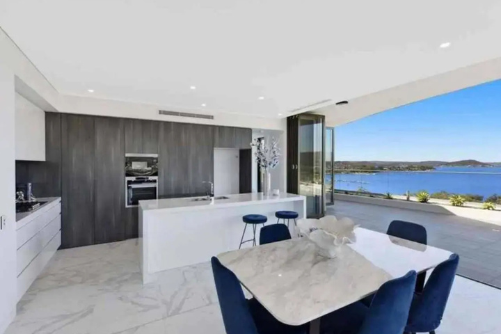 Stylish Penthouse with Views & Jacuzzi
