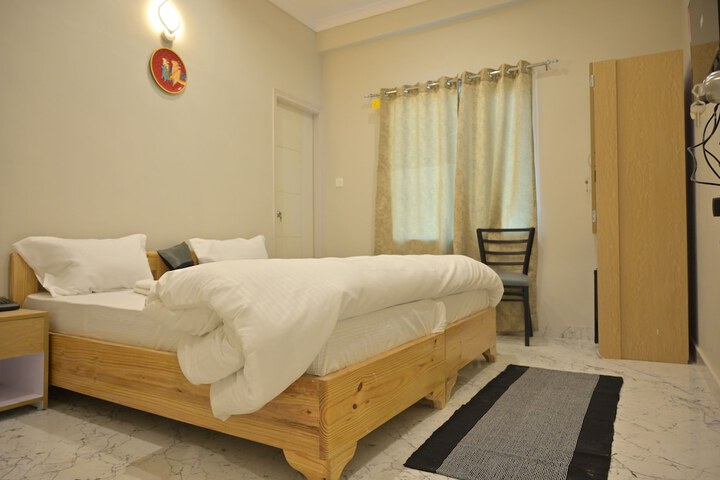 Room 6 of 9
