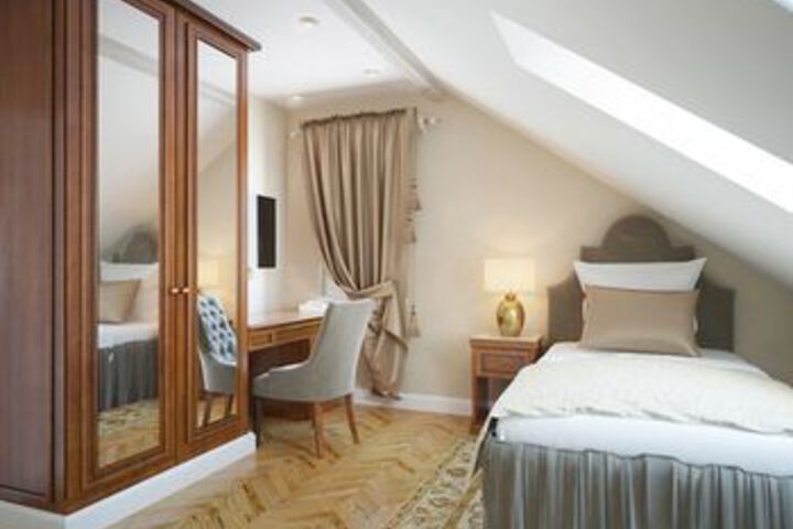 Room 9 of 23