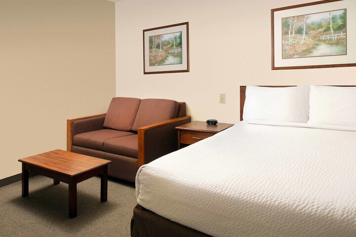 1 Queen Bed (6 of 18)
