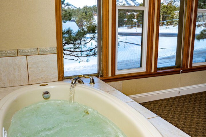 Jetted tub