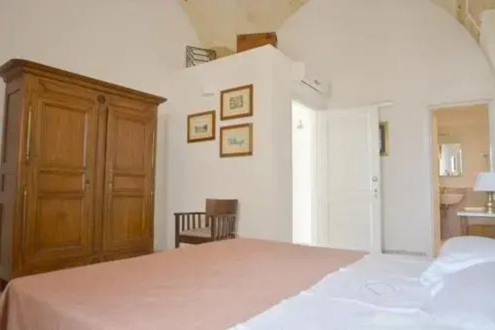 Room 3 of 10