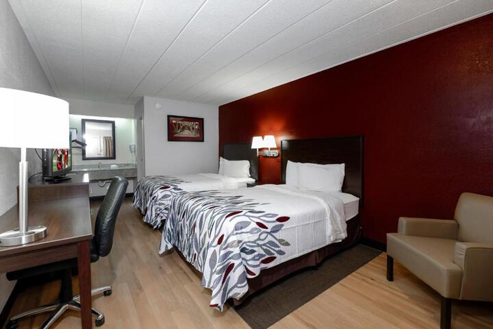 Deluxe Queen Bed (7 of 13)