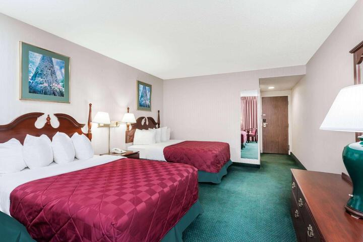 2 Queen Beds (7 of 9)