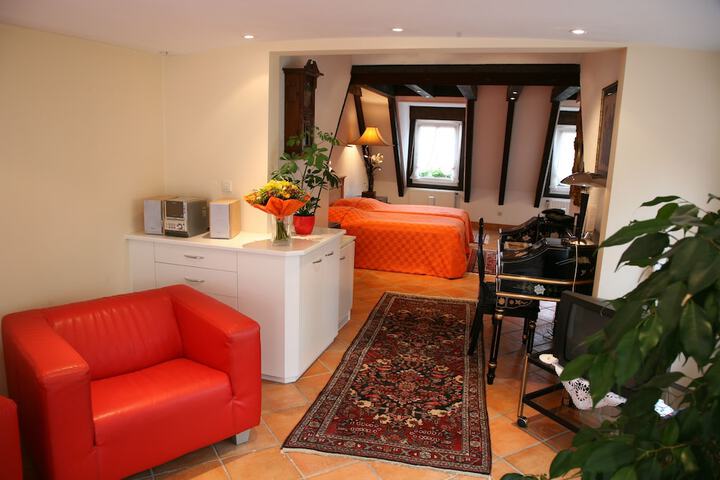 Lounge 54 of 90