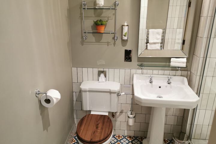 Room 10 of 33