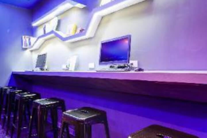 Shared lounge/TV area