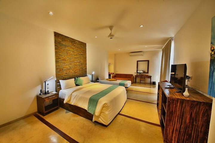 Room 9 of 100