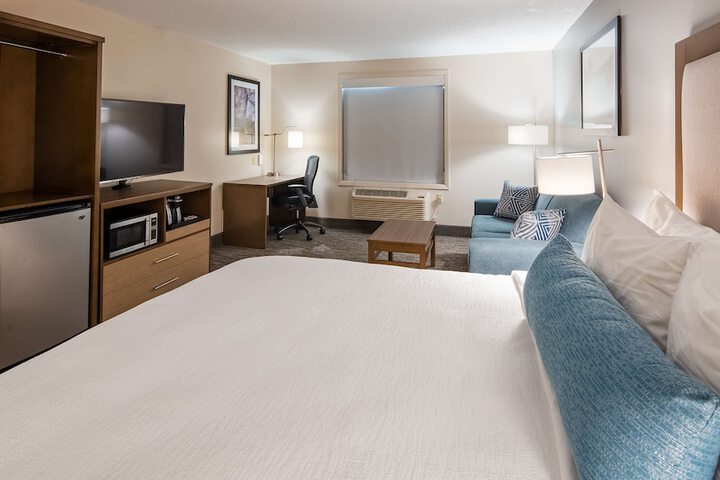 1 King Bed Sofa Bed Microwave and Refrigerator WiFi Full Breakfast (10 of 13)