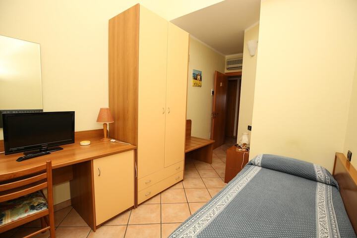 Room 13 of 52